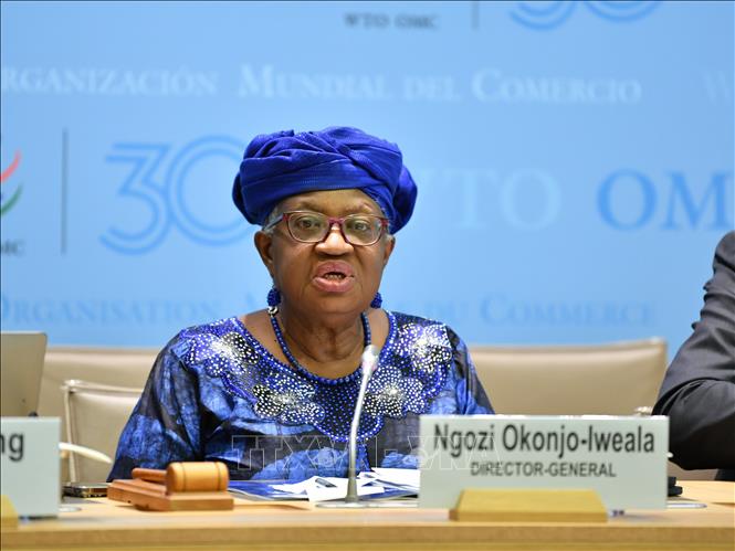 Tổng giám đốc WTO Ngozi Okonjo-Iweala phát biểu trong cuộc họp báo tại Geneva, Thụy Sĩ. Ảnh: THX/TTXVN 