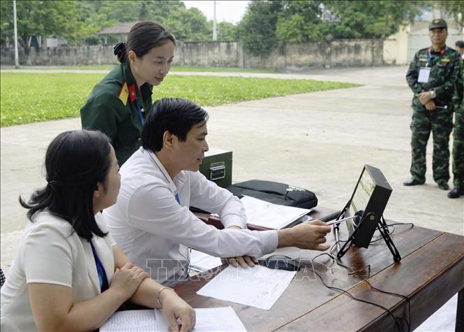 Ban giám khảo công bố kết quả nội dung thi bắn súng tiểu liên AK bài 1 bằng máy bắn tập. Ảnh: Hoàng  Hùng – TTXVN