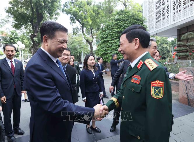 Đại tướng, Bộ trưởng Bộ Quốc phòng Phan Văn Giang đón Bộ trưởng Bộ Công an Trung Quốc Vương Tiểu Hồng. Ảnh: An Đăng - TTXVN 