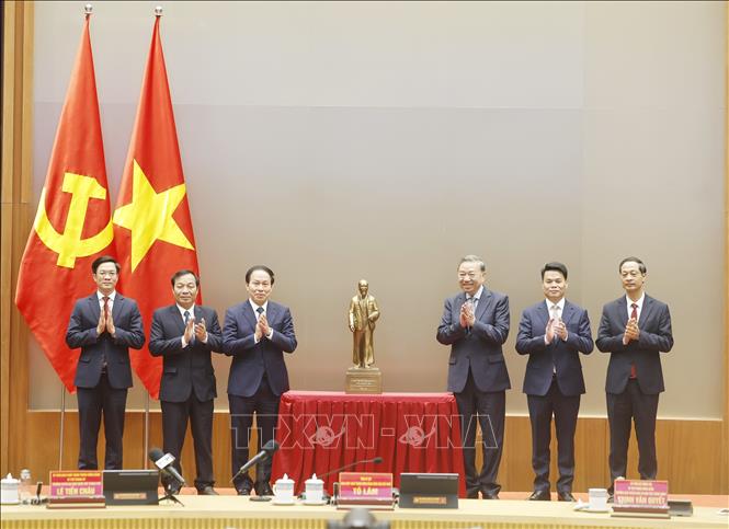 Tổng Bí thư Tô Lâm tặng bức tượng Chủ tịch Hồ Chí Minh cho Đảng bộ, Chính quyền và Nhân dân thành phố Hải Phòng. Ảnh: Thống Nhất – TTXVN