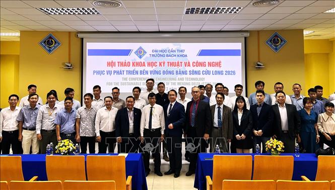 Các diễn giả chụp ảnh lưu niệm. Ảnh: Ánh Tuyết - TTXVN