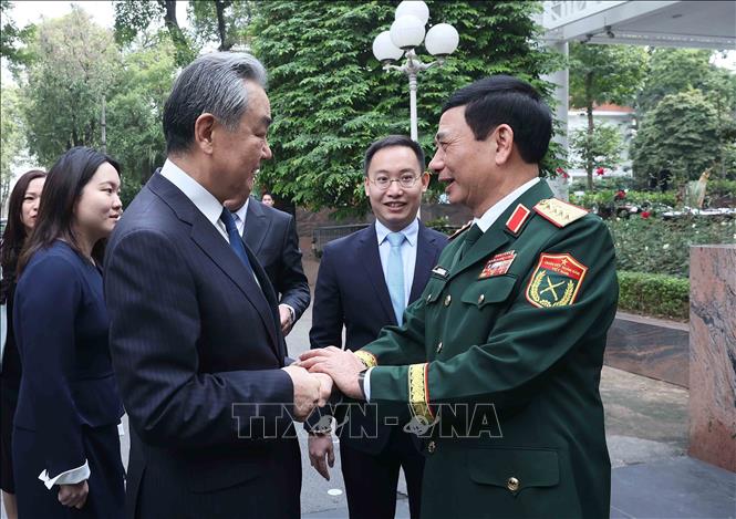 Minister of National Defense Phan Van Giang welcomes Chinese Foreign Minister Wang Yi. VNA Photo: An Đăng 