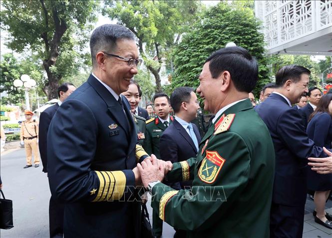 Minister of National Defense Phan Van Giang welcomes Chinese counterpart Dong Jun. VNA Photo: An Đăng 