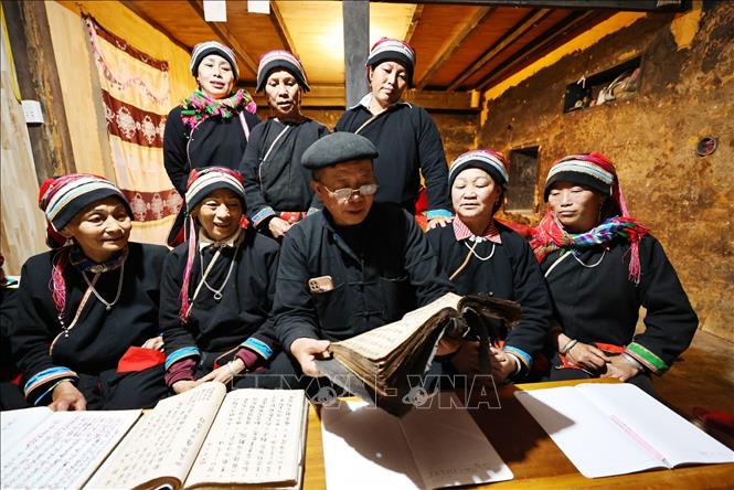 Để thêm hứng thú cho học viên học chữ Dao, ông Thông đã vận dụng các bài ca của dân tộc Dao vào trong bài giảng để người học dễ dàng tiếp nhận. Ảnh: Minh Đức – TTXVN