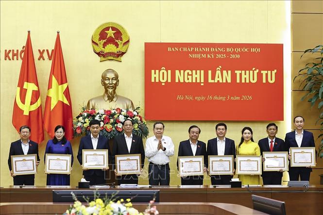  Chủ tịch Quốc hội Trần Thanh Mẫn trao tặng Bằng khen của Ban Chấp hành Đảng bộ Quốc hội cho các cá nhân 