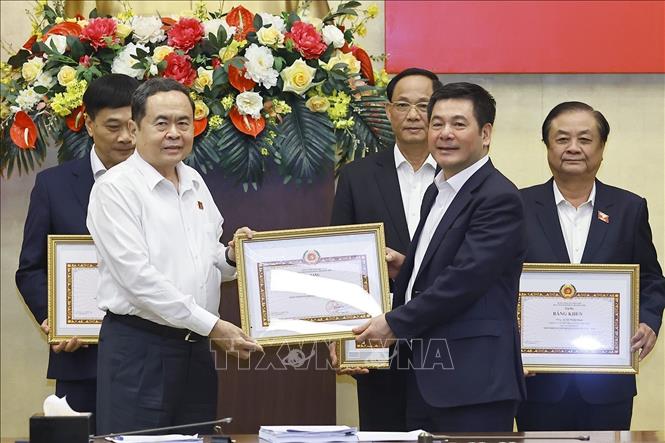  Chủ tịch Quốc hội Trần Thanh Mẫn trao tặng Bằng khen của Ban Chấp hành Đảng bộ Quốc hội cho các cá nhân 