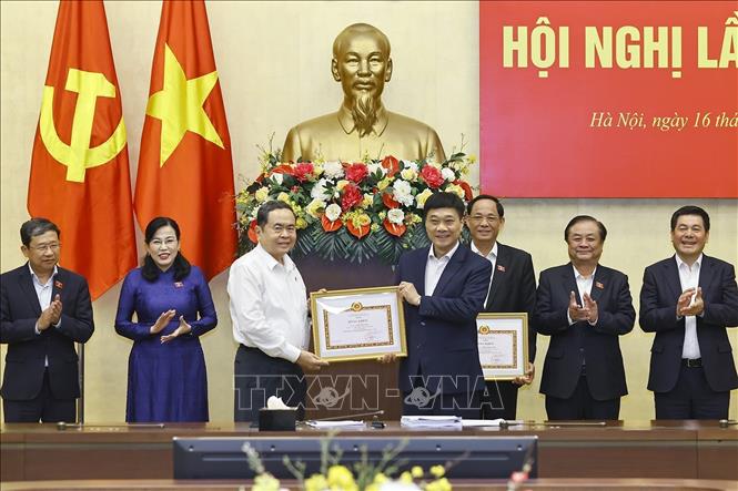  Chủ tịch Quốc hội Trần Thanh Mẫn trao tặng Bằng khen của Ban Chấp hành Đảng bộ Quốc hội cho các cá nhân 