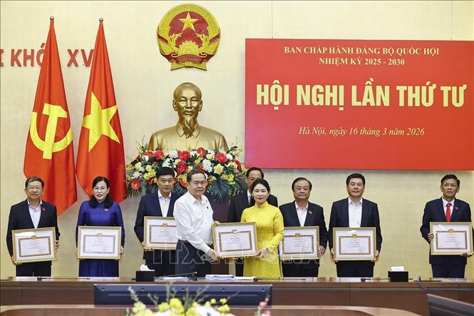  Chủ tịch Quốc hội Trần Thanh Mẫn trao tặng Bằng khen của Ban Chấp hành Đảng bộ Quốc hội cho các cá nhân 