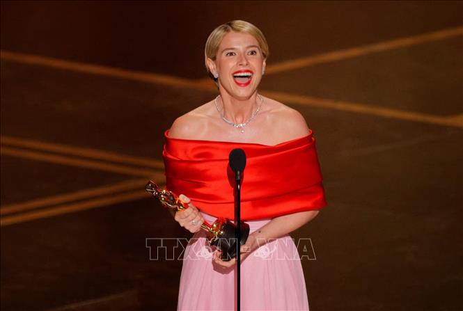 Jessie Buckley đoạt giải Nữ diễn viên chính xuất sắc nhất trong phim 