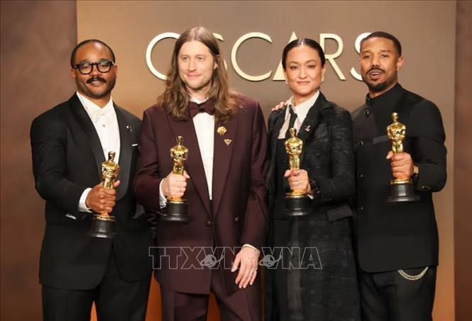 Các nghệ sĩ tại lễ trao giải Oscar 2026: Ryan Coogler giành tượng vàng cho Kịch bản gốc xuất sắc nhất; Ludwig Goransson giành tượng vàng cho Nhạc phim xuất sắc nhất; giải Quay phim xuất sắc nhất thuộc về  Autumn Durald Arkapaw và Michael B. Jordan giành tượng vàng cho nam Diễn viên xuất sắc nhất. Ảnh: REUTERS/TTXVN