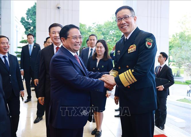 Thủ tướng Phạm Minh Chính và Bộ trưởng Quốc phòng Trung Quốc Đổng Quân. Ảnh: Dương Giang- TTXVN
