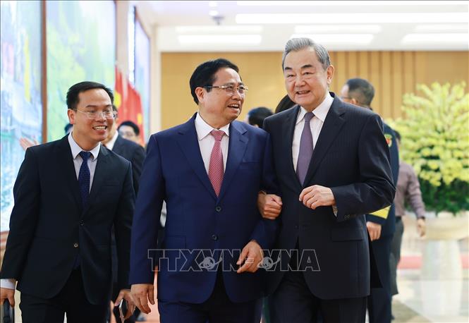 Thủ tướng Phạm Minh Chính và Bộ trưởng Ngoại giao Trung Quốc Vương Nghị. Ảnh: Dương Giang - TTXVN