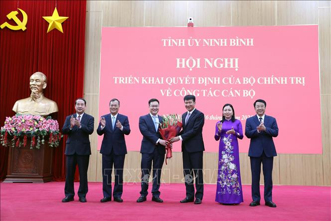 Thưởng trực Tỉnh ủy Ninh Bình tặng hoa chúc mừng Phó Bí thư Tỉnh ủy Ninh Bình Trần Đăng Quỳnh. Ảnh: Đại Nghĩa - TTXVN