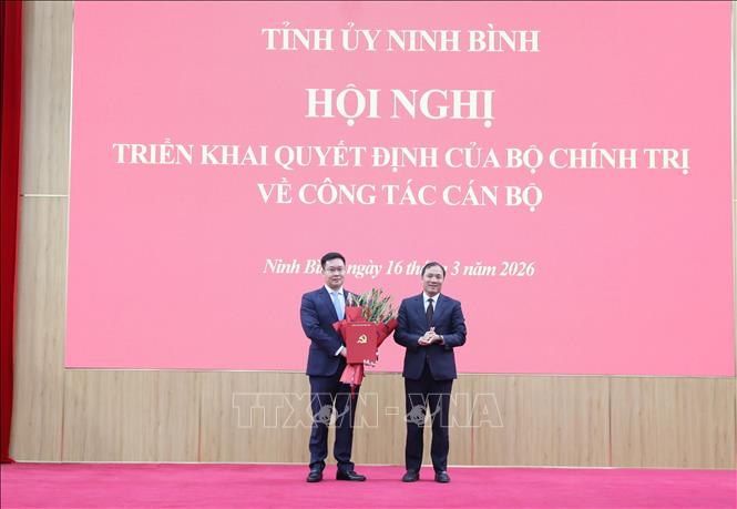 Đồng chí Hoàng Trung Dũng, Ủy viên Trung ương Đảng, Phó Trưởng ban thường trực Ban Tổ chức Trung ương trao Quyết định của Bộ Chính trị cho đồng chí Trần Đăng Quỳnh giữ chức vụ Phó Bí thư Tỉnh ủy Ninh Bình nhiệm kỳ 2025 – 2030. Ảnh: Đại Nghĩa - TTXVN