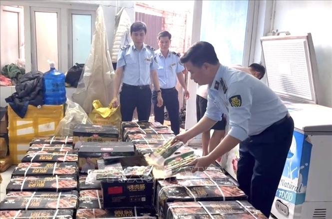 Lực lượng chức năng kiểm tra số hàng không rõ nguồn gốc. Ảnh: TTXVN phát