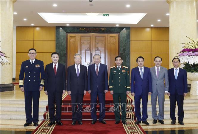 Party General Secretary To Lam receives in Hanoi on March 16 China's Minister of Foreign Affairs Wang Yi, Minister of National Defence Dong Jun, and Minister of Public Security Wang Xiaohong. VNA Photo: Thống Nhất