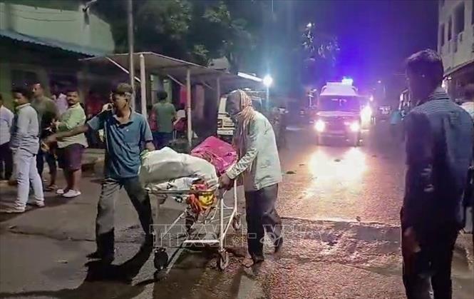 Bệnh nhân được sơ tán sau khi xảy ra hỏa hoạn tại bệnh viện ở Cuttack, bang Odisha, Ấn Độ, ngày 16/3/2026. Ảnh: ANI/TTXVN