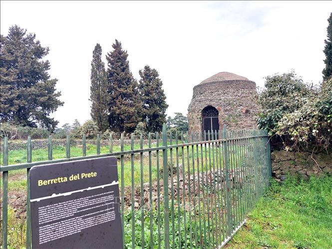 Lăng mộ Cecilia Metella, một di tích trên Đường cổ Appian. Ảnh: Dương Hoa - PV TTXVN tại Rome