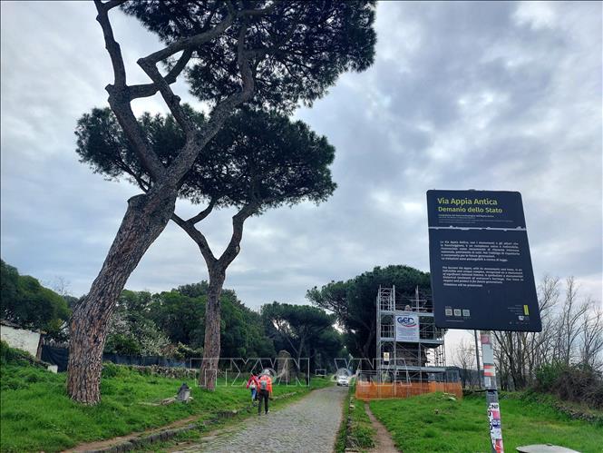 Tấm biển tên đường cổ Appian. Ảnh: Dương Hoa - PV TTXVN tại Rome