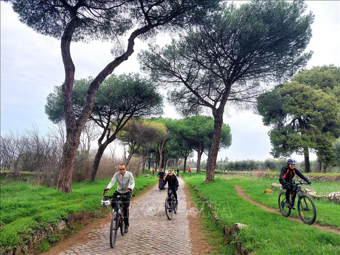 Những người đi xe đạp trên đường cổ Appian. Ảnh: Dương Hoa - PV TTXVN tại Rome