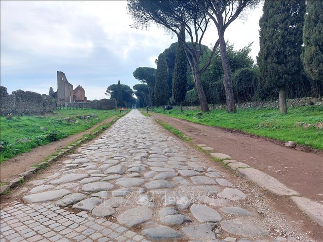 Đá lát đường vẫn sừng sững với thời gian trên đường cổ Appian. Ảnh: Dương Hoa - PV TTXVN tại Rome
