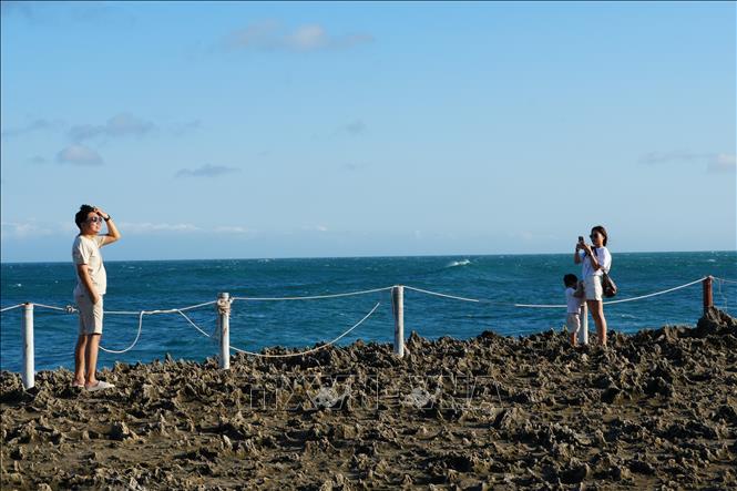 Tourists take photos at Hang Rai, Nui Chua National Park, Khanh Hoa province. VNA Photo: Nguyễn Thành