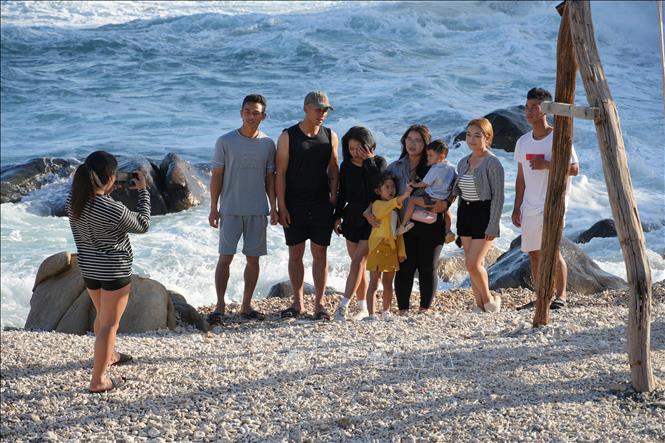 Tourists take photos at Hang Rai, Nui Chua National Park, Khanh Hoa province. VNA Photo: Nguyễn Thành