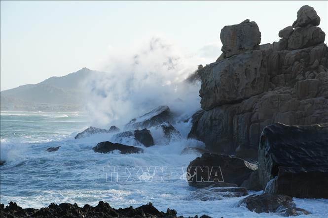 On days when the sea is rough, the beauty of Hang Rai - Nui Chua National Park (Vinh Hai commune, Khanh Hoa province) becomes even more captivating with its white columns of water crashing against the cliffs. VNA Photo: Nguyễn Thành