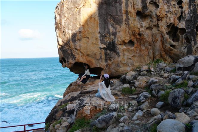 Tourists take photos at Hang Rai, Nui Chua National Park, Khanh Hoa province. VNA Photo: Nguyễn Thành