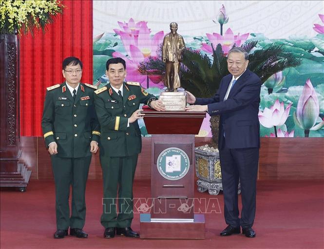 Tổng Bí thư Tô Lâm tặng bức tượng Chủ tịch Hồ Chí Minh cho Học viện Kỹ thuật quân sự. Ảnh: Thống Nhất – TTXVN