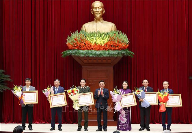 Ủy viên Bộ Chính trị, Thường trực Ban Bí thư Trần Cẩm Tú trao Huân chương Lao động hạng Nhất cho các đơn vị có thành tích xuất sắc, đột xuất trong công tác tham mưu, tổ chức, phục vụ Đại hội XIV của Đảng. Ảnh: Phương Hoa - TTXVN