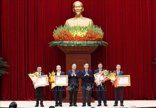 Các đồng chí Ủy viên Bộ Chính trị: Phạm Gia Túc, Bí thư Trung ương Đảng, Chánh Văn phòng Trung ương Đảng và Đoàn Minh Huấn, Giám đốc Học viện Chính trị Quốc gia Hồ Chí Minh trao Huân chương Lao động hạng Ba cho các đơn vị có thành tích xuất sắc, đột xuất trong công tác tham mưu, tổ chức, phục vụ Đại hội XIV của Đảng. Ảnh: Phương Hoa - TTXVN