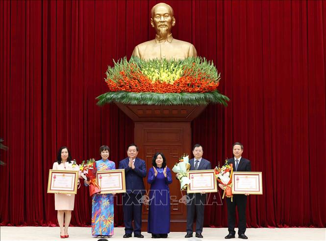 Các đồng chí Ủy viên Bộ Chính trị, Bí thư Trung ương Đảng: Bùi Thị Minh Hoài, Chủ tịch Ủy ban Trung ương Mặt trận Tổ quốc Việt Nam và Nguyễn Trọng Nghĩa, Chủ nhiệm Tổng cục Chính trị QĐND Việt Nam trao Huân chương Lao động hạng Nhì cho các đơn vị có thành tích xuất sắc, đột xuất trong công tác tham mưu, tổ chức, phục vụ Đại hội XIV của Đảng. Ảnh: Phương Hoa - TTXVN