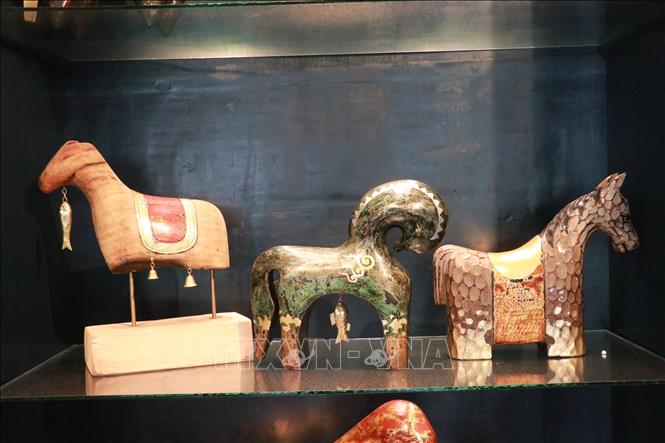 Lacquer art works made from drifted wood pieces by artisans from Cui Lu village. VNA Photo