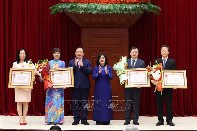 Các đồng chí Ủy viên Bộ Chính trị, Bí thư Trung ương Đảng: Bùi Thị Minh Hoài, Chủ tịch Ủy ban Trung ương Mặt trận Tổ quốc Việt Nam và Nguyễn Trọng Nghĩa, Chủ nhiệm Tổng cục Chính trị QĐND Việt Nam trao Huân chương Lao động hạng Nhì cho các đơn vị có thành tích xuất sắc, đột xuất trong công tác tham mưu, tổ chức, phục vụ Đại hội XIV của Đảng. Ảnh: Phương Hoa - TTXVN