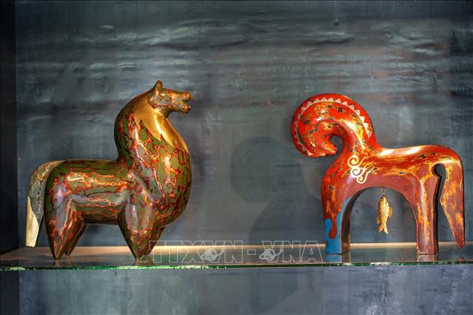 Lacquer art works made from drifted wood pieces by artisans from Cui Lu village. VNA Photo