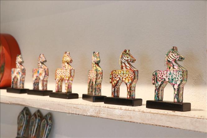 Artisans turn lifeless firewood pieces into treasured art works. VNA Photo