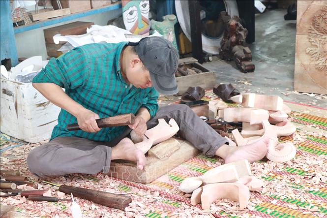 Artisans turn lifeless firewood pieces into treasured art works. VNA Photo