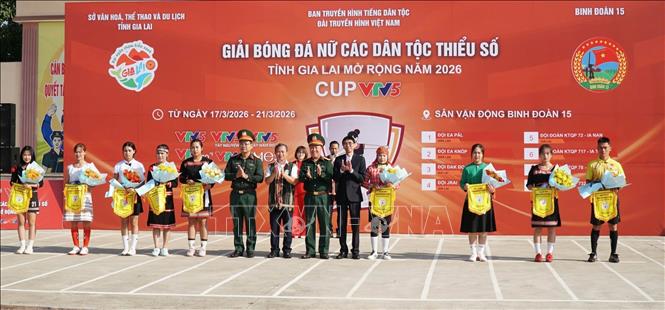 Ban tổ chức tặng cờ lưu niệm cho các đội tham gia Giải. Ảnh: Hồng Điệp - TTXVN