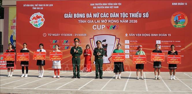 Binh đoàn 15 tặng 10 triệu đồng/đội tham gia Giải. Ảnh: Hồng Điệp - TTXVN