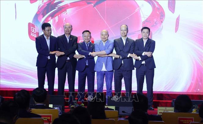 Lễ ký thỏa thuận hợp tác giữa Văn phòng Đoàn đại biểu Quốc hội và Hội đồng nhân dân Thành phố Hà Nội với một số đối tác, doanh nghiệp trong lĩnh vực công nghệ. Ảnh: Văn Điệp - TTXVN