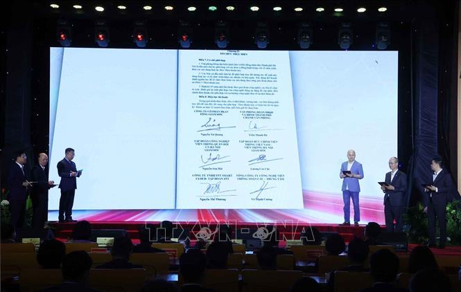 Lễ ký thỏa thuận hợp tác giữa Văn phòng Đoàn đại biểu Quốc hội và Hội đồng nhân dân Thành phố Hà Nội với một số đối tác, doanh nghiệp trong lĩnh vực công nghệ. Ảnh: Văn Điệp - TTXVN