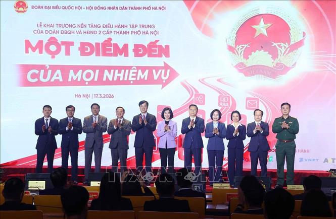 Các đại biểu thực hiện nghi thức khai trương Nền tảng Điều hành tập trung của Đoàn đại biểu Quốc hội và Hội đồng nhân dân hai cấp thành phố Hà Nội, với chủ đề “Một điểm đến của mọi nhiệm vụ”. Ảnh: Văn Điệp - TTXVN