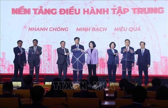Các đại biểu thực hiện nghi thức khai trương Nền tảng Điều hành tập trung của Đoàn đại biểu Quốc hội và Hội đồng nhân dân hai cấp thành phố Hà Nội, với chủ đề “Một điểm đến của mọi nhiệm vụ”. Ảnh: Văn Điệp - TTXVN