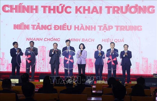 Các đại biểu thực hiện nghi thức khai trương Nền tảng Điều hành tập trung của Đoàn đại biểu Quốc hội và Hội đồng nhân dân hai cấp thành phố Hà Nội, với chủ đề “Một điểm đến của mọi nhiệm vụ”. Ảnh: Văn Điệp - TTXVN