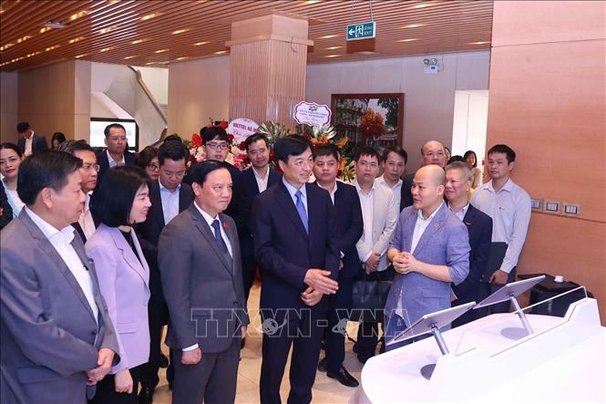 Bí thư Thành ủy Hà Nội Nguyễn Duy Ngọc và Phó Chủ tịch Quốc hội Nguyễn Khắc Định cùng các đại biểu trải nghiệm Nền tảng Điều hành tập trung của Đoàn đại biểu Quốc hội và Hội đồng nhân dân hai cấp Thành phố Hà Nội. Ảnh: Văn Điệp - TTXVN