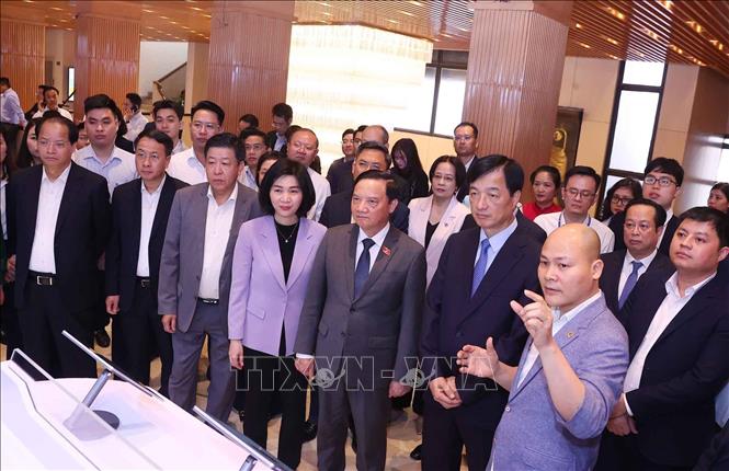 Bí thư Thành ủy Hà Nội Nguyễn Duy Ngọc và Phó Chủ tịch Quốc hội Nguyễn Khắc Định cùng các đại biểu trải nghiệm Nền tảng Điều hành tập trung của Đoàn đại biểu Quốc hội và Hội đồng nhân dân hai cấp Thành phố Hà Nội. Ảnh: Văn Điệp - TTXVN