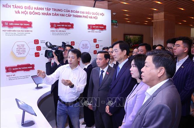 Bí thư Thành ủy Hà Nội Nguyễn Duy Ngọc và Phó Chủ tịch Quốc hội Nguyễn Khắc Định cùng các đại biểu trải nghiệm Nền tảng Điều hành tập trung của Đoàn đại biểu Quốc hội và Hội đồng nhân dân hai cấp Thành phố Hà Nội. Ảnh: Văn Điệp - TTXVN