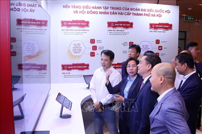 Các đại biểu trải nghiệm Nền tảng Điều hành tập trung của Đoàn đại biểu Quốc hội và Hội đồng nhân dân hai cấp Thành phố Hà Nội. Ảnh: Văn Điệp - TTXVN
