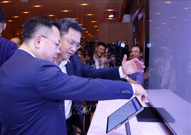 Các đại biểu trải nghiệm Nền tảng Điều hành tập trung của Đoàn đại biểu Quốc hội và Hội đồng nhân dân hai cấp Thành phố Hà Nội. Ảnh: Văn Điệp - TTXVN